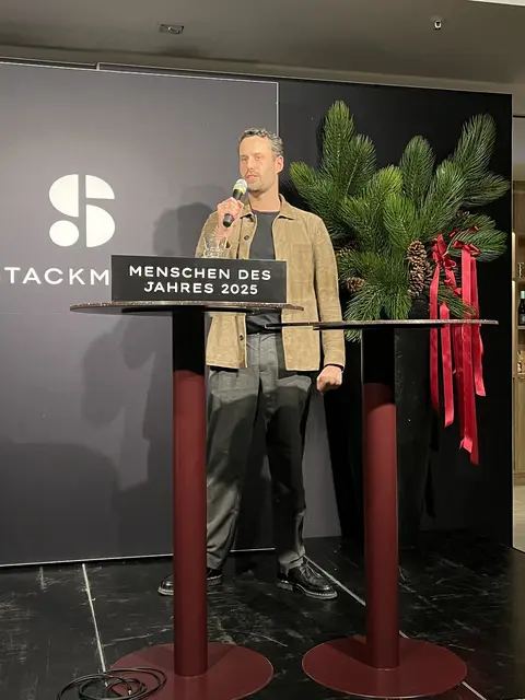 Der frisch gebackene Papa, Fabian Stackmann, ließ es sich nicht nehmen, den Abend zu eröffnen | Foto: Sandra Polenz