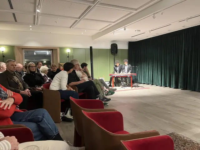 Staunende Zuschauer beim vierhändigen Vortrag der Boogie Woogie Twins | Foto: Sandra Polenz