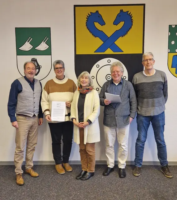 Mit Kooperationsvertrag (v. li.): Bürgermeister Robert Isernhagen und Sabine Heddendorp von der Gemeinde Stelle, Margit Bonacker (Gesprächskreis zur Mahnmal-Umgestalltung) sowie Christian Popp und Jörg Scheel vom Heimatverein Ashausen | Foto: Gemeinde Stelle