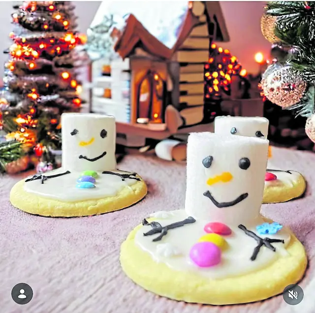Die kleinen Schneemannkekse sind ein echter Hingucker zur Weihnachtszeit | Foto: Juliett Schinner