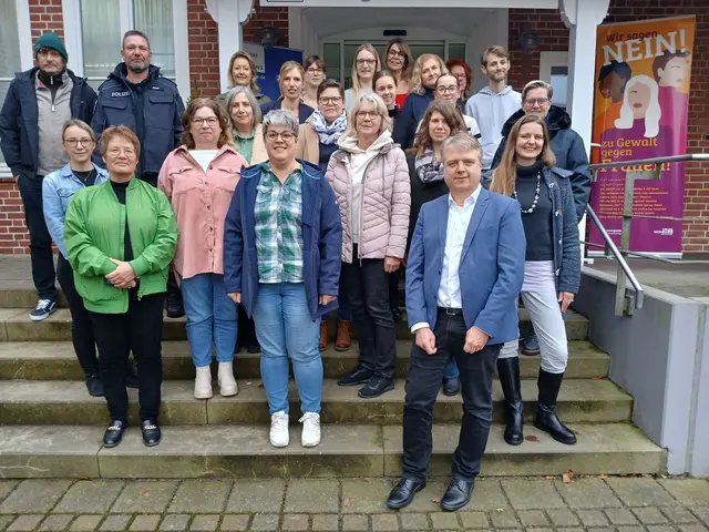 Zeichen der Unterstützung: Zum Abschluss der Kampagne wurde ein Gruppenfoto mit der Gleichstellungsbeauftragten Antje Borowski, Verwaltungschef Dr. Peter Dörsam (vorne, v. re.) sowie den übrigen Mitarbeitern der Samtgemeinde Tostedt | Foto: Samtgemeinde Tostedt