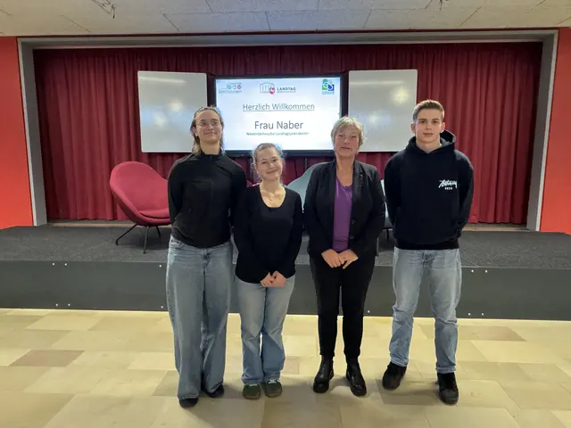 Landtagspräsidentin Hanna Naber mit dem Moderatoren-Trio der Oberschul-Zehntklässler | Foto: Oberschule Salzhausen