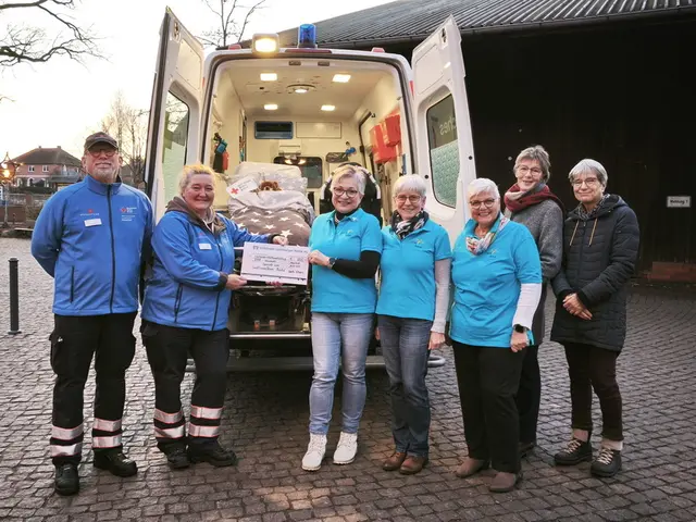 Spendenübergabe (v. li.): Sven Stodtmeister und Sabrina Weinmann vom DRK-Kreisverband Lüneburg sowie Martina Mackenthun, Ilse Beecken, Angelika Benecke, Wiebke Dittmer und Martina Hofmann vom Landfrauenverein Auetal | Foto: Ines Westphalen