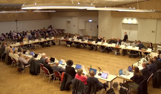 Vor leeren Zuschauerplätzen. | Foto: YouTube