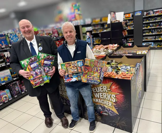 „Wir freuen uns, unseren Kunden zum Jahreswechsel wieder ein besonders vielfältiges Angebot machen zu können“ – Marktleiter Hartmut Holst und Jörg Stubbe | Foto: cku