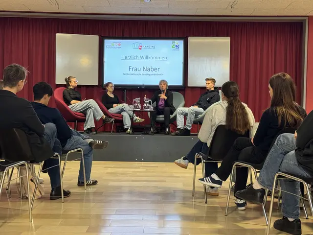 Die Diskussion von Landtagspräsidentin Hanna Naber mit den Zehntklässlern in der Schulaula stieß auf großes Interesse | Foto: Oberschule Salzhausen