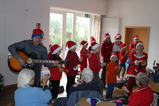 Zur Gitarrenbegleitung von Pastor Peter Klindworth sang das Mutter-Kind-Team ("Mukis") des MTV Salzhausen auch Weihnachtslieder | Foto: ce