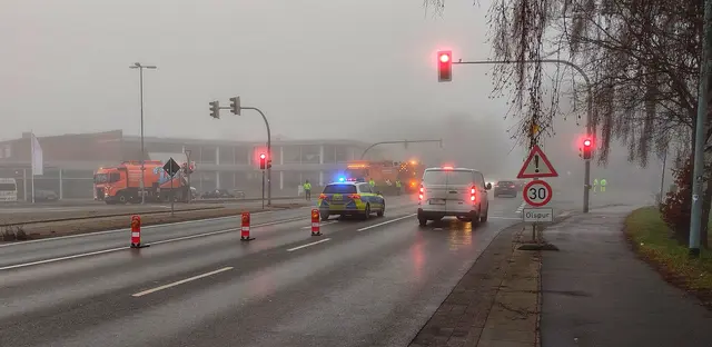 Reinigungsarbeiten auf der Kreuzung mit Absicherung von der Polizei | Foto: Leon Strumberger