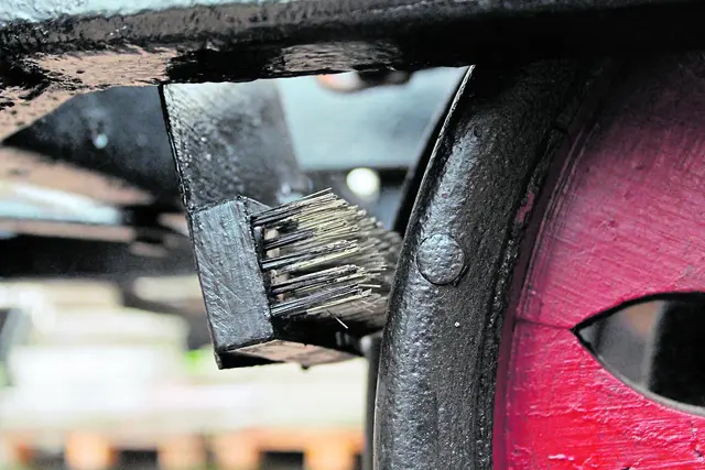 Die Stahlbürste zur Radreinigung ist eine eigene Idee der Jugendgruppe | Foto: sb