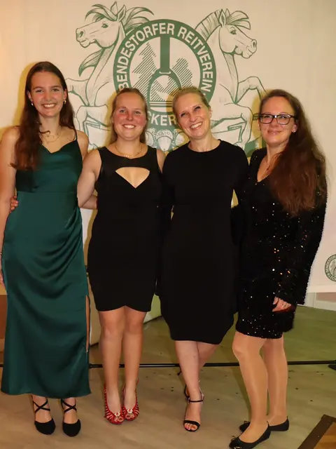 Eva Gärtner (Trainerin), Laura Koch-Kohlmus (Trainerin, 2. Vorsitzende), Christina Kohlmus und Christina Wendelborn waren beim Vereinsschmaus dabei | Foto: Kerstin Kohlmus