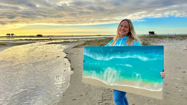 Danica Lund präsentiert eines ihrer Mixed-Media-Bilder vor maritimer Kulisse | Foto: Danica Lund