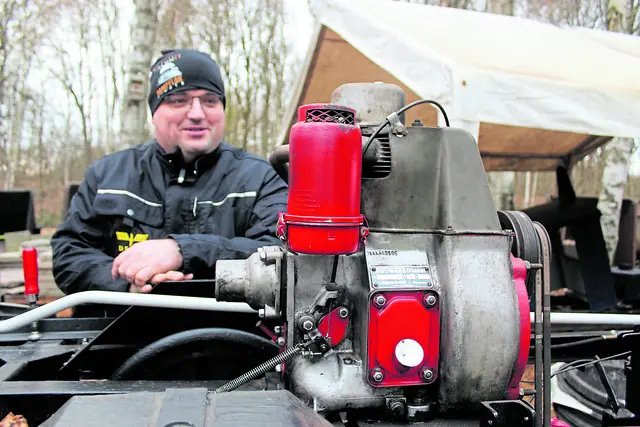 Ralph-Ludwig Gehrke am "neuen" Dieselmotor, der zuvor ein Förderband antrieb | Foto: sb