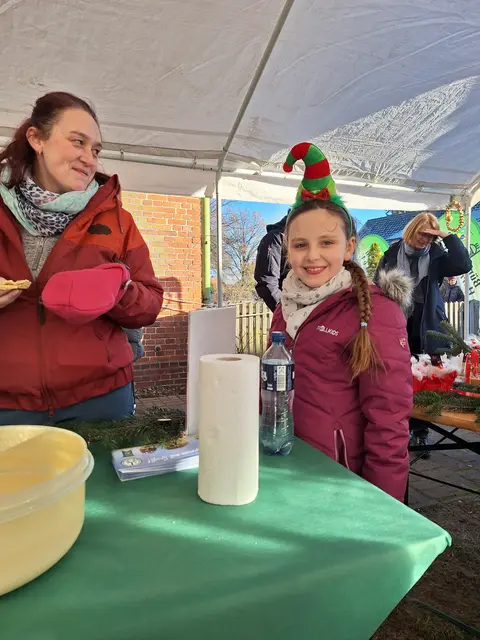 Beim Weihnachtsbasar mit passender Deko: Rebecca und Rieke Szurlies | Foto: Kerstin Kohlmus