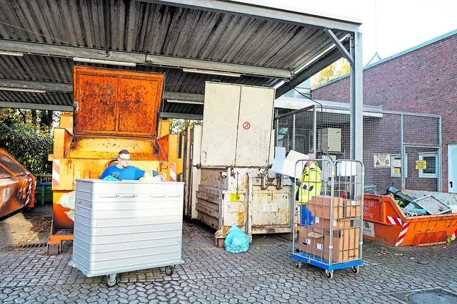 Rainer Sunderer (li.) und Daniel Breuer entsorgen Abfälle am Elbe Klinikum Buxtehude | Foto: Elbe Kliniken/Kati Meyer-Thiedig