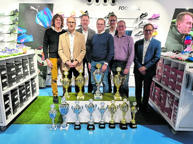 Einige der Hauptsponsoren sowie Organisatoren des Stader Hallenzaubers ­(v. li.): Andreas Möller (Autohaus Gotthard), Dr. Christian Pape (Wohnstätte Stade), Jürgen Steeneck (Mohr Erlebniswelt), Jürgen Faby (Faby Fruchtgroßhandel), Jan Schuback (Sparkasse Stade-Altes Land), Heiko Faby (Faby Fruchtgroßhandel) und Torben Milbredt (VfL Güldenstern Stade) | Foto: sb