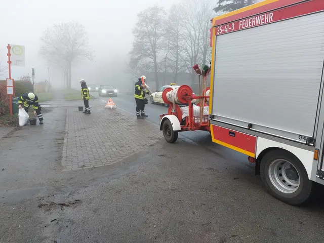 Einsatzkräfte der Feuerwehren und Spezialfahrzeug bei der Beseitigung der Folgen einer Ölspur auf der K 62 in Engelschoff

 | Foto:  Rolf Hillyer-Funke/ Feuerwehren SG Oldendorf-Himmelpforten