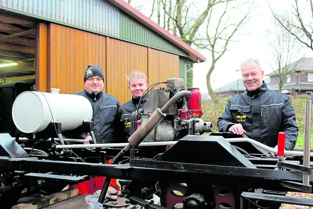 Voller Stolz auf die Fortschritte am Triebwagen (v.li.): Ralph-Ludwig Gehrke, Loke Thomsen und Jan Reher | Foto: sb