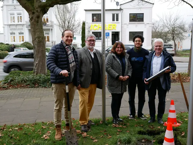Geschäftsführer der hochschule21 Marcus Hübner (v.li.), Vizepräsidenten Professor Thorsten Hermes und Professorin Barbara Zimmermann, Eneko Holtkamp von der Studierendenvertretung und Präsident Professor Ingo Hadrych mit der Zeitkapsel | Foto: hochschule 21