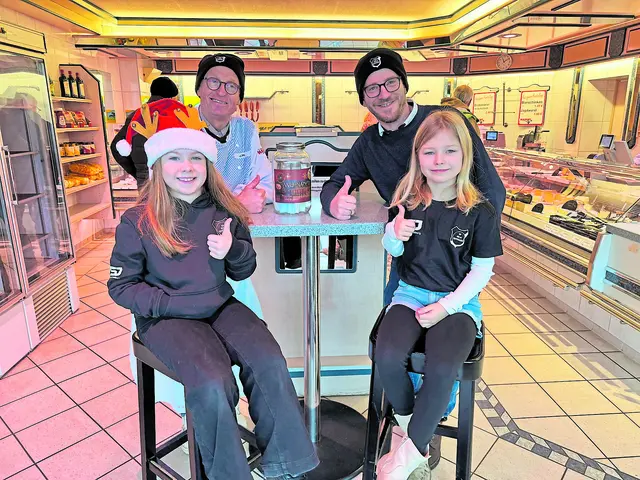 Freuten sich über erfolgreiche Tombola-Aktion Nori (vorne links) und Phili sowie Jens Harms (hinten links) mit Jörg Passlack  | Foto: Verein