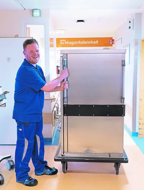 Finn Berg bringt einen Thermowagen mit Mahlzeiten aus der Küche auf die Station 4A (Neurologie) im Elbe Klinikum Stade | Foto: Elbe Kliniken/Kati Meyer-Thiedig