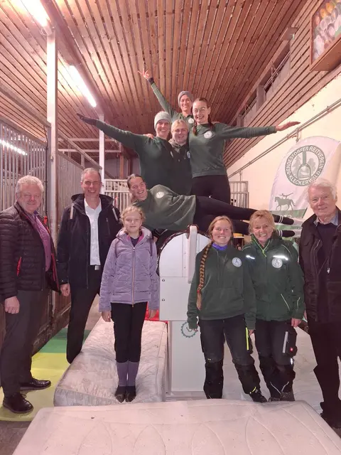 Freuten sich über das elektrische Pferd "Berhard Beige": Andreas Maack (vorne, Bürgermeister Harmstorf), Jan Klintworth (Volksbank), Lisa Stock, Laura Koch-Kohlmus, Kerstin Kohlmus, Bendestorfs Bürgermeister Bernd Beiersdorf, auf dem Movie (v. li.): Eva Gärtner, Christina Kohlmus, Anneke Bockelmann, Annabell Kaja Lüllau und Laura Daldrop | Foto: Kohlmus