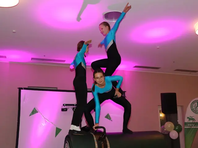 Vereinsschmaus: Vor dem Essen zeigten Nachwuchsvoltigierer auf dem Holzpferd, was sie können | Foto: Kerstin Kohlmus