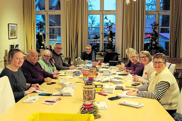 Postamtleiter Wolfgang Dipper (hinten Mitte) mit einigen seiner fleißigen Helferinnen und Helfer | Foto: sb