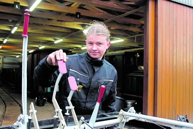 Loke Thomsen zeigt eine Besonderheit: Fußpedale statt Handgas und -bremse | Foto: sb