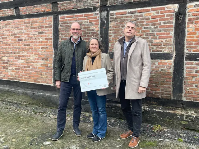 Freude über den Geldsegen (v. li.): Hartmut Huber, Gunda Kiefaber und Tobias Terne | Foto: Samtgemeinde Horneburg