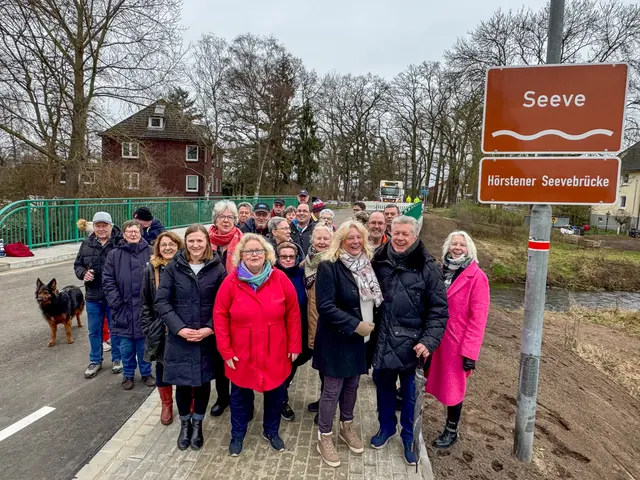 Die Hörstenerinnen und Hörstener zeigten sich sichtlich erfreut über die Eröffnung der neuen Brücke | Foto: Gemeinde Seevetal