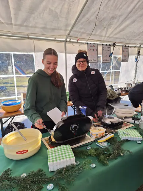  Eva Gärtner und Christina Wendelborn backen beim Harmstorfer Weihnachtsmarkt Waffeln | Foto: Kerstin Kohlmus
