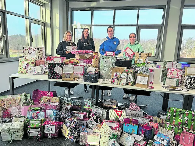 Auf dem Bild sind zu sehen (v.l.):  Farina Seidel (HR Business Partner bei der ALDI Regionalgesellschaft Seevetal), Alena Wilkens (Director People &amp; Culture ALDI Seevetal), Lena Niklas (Werkstudentin HR ALDI Seevetal) und Svenja Bitzer (Leitung „Öffentlichkeitsarbeit &amp; Fundraising“ Margarethenhort gGmbH) | Foto: ALDI Nord Deutschland