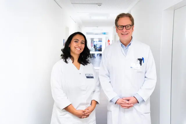 Mariam Nassery und Dr. Kai-Martin Thoms  | Foto:  Elbe Kliniken/Sebastian Braeutigam
