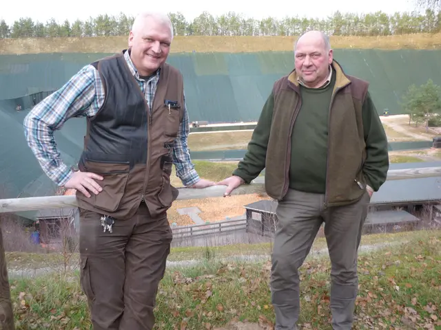 Auf dem Schießstand Garlstorf: Horst Günter Jagau (re.), Vorsitzender der Jägerschaft Landkreis Harburg, und Matthias Carstens, Geschäftsführer der gemeinnützigen Schießstand Garlstorf GmbH | Foto: Joerg Stallbaum