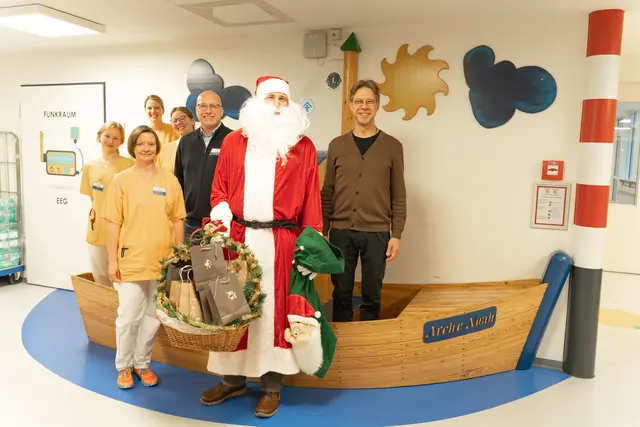 Der Weihnachtsmann besuchte die Stader Kinderklinik und wurde von Chefarzt Dr. Markus Krüger (re.), Pflegedienstleiter Marco Kieckhöfel (li.) sowie Gesamtstationsleitung Katrin Fried�rich (2. v. li.) und einem Team aus Ärztinnen begleitet | Foto: Elbe Kliniken / Kati Meyer-Thie�dig