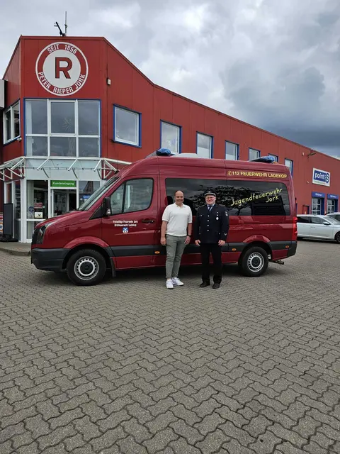 Geschäftsführer Claus Rieper (li.) von Firma Peter Rieper bei der Übergabe der Reifenspende an Ortsbrandmeister Marco Rex von der Freiwilligen Feuerwehr Jork | Foto: Rieper