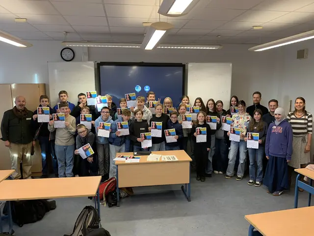 Nach Drehschluss: die Achtklässler des Gymnasiums Salzhausen mit Lehrerin Dr. Cora Heinrich (re.) und den professionellen Filmemachern vom Verein für Medien- und Kulturpädagogik „Blickwechsel“ | Foto: Silke Rauscher