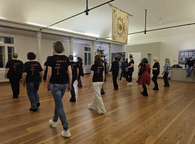 LineDance macht Spass, hält körperlich und geistig fit und eignet sich für jedes Alter - egal, ob Mann oder Frau | Foto:  TuS Grünendeich-Steinkirchen e.V.