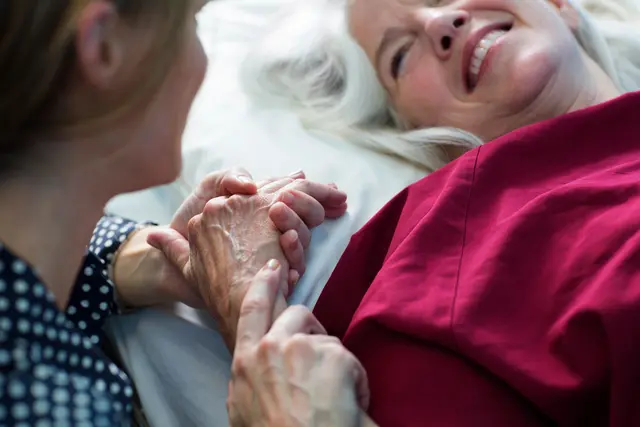 Auch bettlägerige Seniorinnen werden von Angehörigen zuhause gepflegt (Symbolfoto) | Foto: AdobeStock/Cavan for Adobe