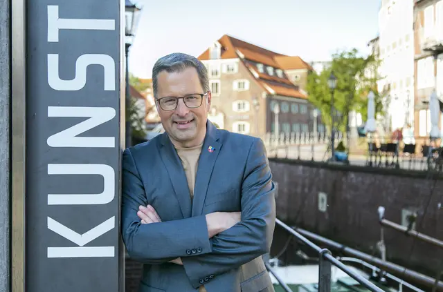 Landrat Kai Seefried am Kunsthaus in Stade. | Foto: Landkreis Stade / Christian C. Schmidt