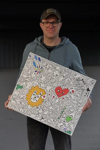 Oliver Strotmann mit seinem Bild Löwenherz, das er zugunsten des Kinderhospiz Löwenherz gemalt hat | Foto:  Fabian Tenner