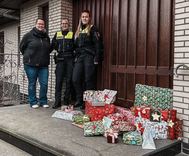 Die Übergabe der Geschenke an Christine Laabs (li.) vom Caritas-Verband | Foto: Polizei