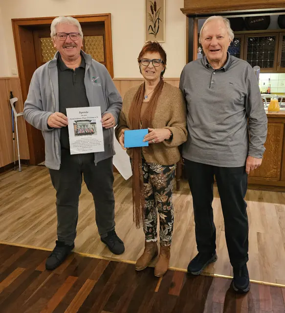 Spendenübergabe mit (v. li.): Frank Havemann (Vorsitzender des Fredenbecker Geest Marketing und Touristikverein), Michaela Parlow und Moderator Uli Koch | Foto: Rainer Schnackenberg