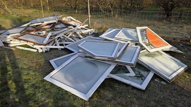 Auf mehreren Fensterscheiben befinden sich noch runde Aufkleberreste sowie orangefarbene Plissees | Foto: Polizei