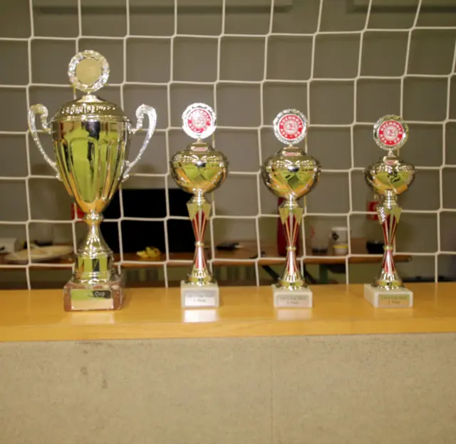 Die Trophäen stehen in der Halle bereit | Foto: cc