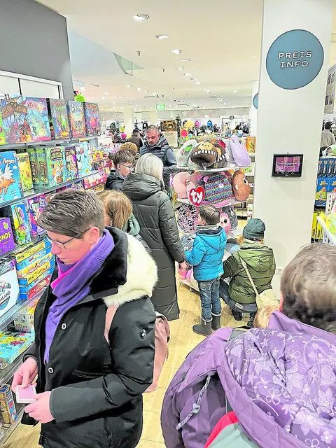 Viele Familien nutzen den verkaufsoffenen Sonntag, um in den Geschäften gemeinsam Weihnachtsgutscheine einzulösen  | Foto: sapo