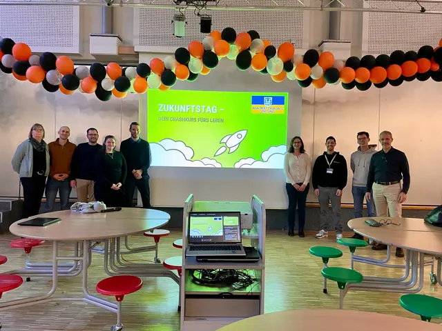 Am Zukunftstag in der Oberschule (v. li.): Schulleiterin Erika Weusthof, Christopher Peters (Lehrer), Dominik Bressler (Steuerreferent), Cora Niemann (Team Zukunftstag), Niklas Döring (Wohnenreferent), Berit Winter (Adalbert Zajadacz Stiftung), Daniel Niedziella, Philipp Friese (beide Team Zukunftstag) und Michael Schiller (Finanzreferent) | Foto: IWJB gGmbH