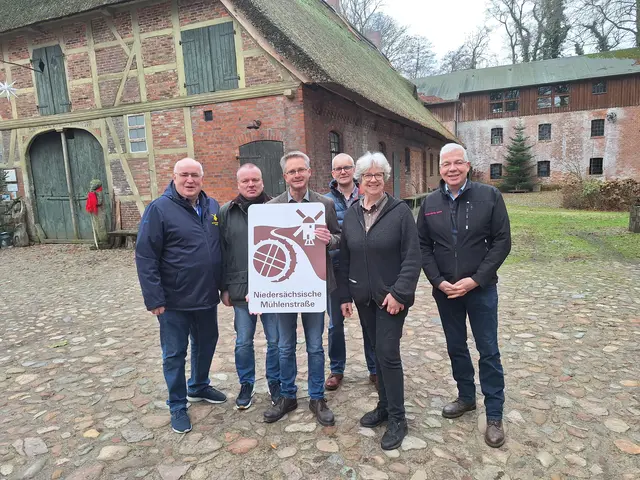 Hans-Hinnrich Moss (von links), Andreas Freymuth, Philipp Oppermann, Oliver Kliebisch, Emily Weede und Andreas Engel an der Wassermühle Karoxbostel | Foto: Carsten Weede