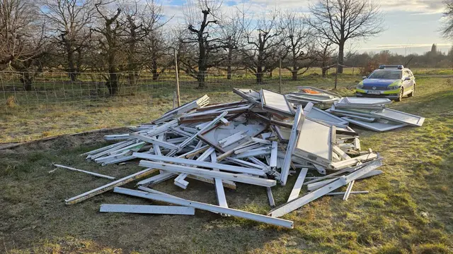 Gemein: Jemand hat einen großen Müllberg an Fenstern auf einer Horneburger Wiese abgeladen | Foto: Polizei