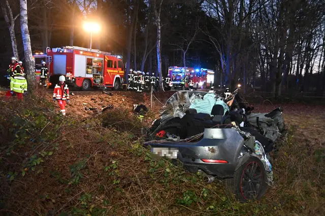 Feuerwehrleute am Einsatzort mit dem auseinandergerissenen Golf GTI | Foto: Mathias Wille